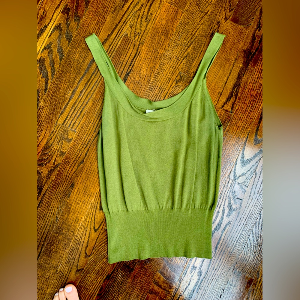 Top green size L but wears S